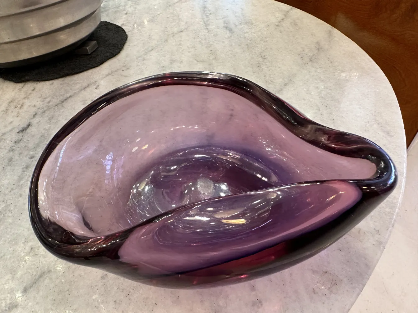 belle pièce de cristal de murano avec forme fluide et couleur violette, parfaite pour la décoration