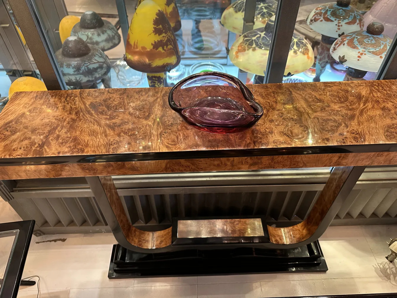 ornamento de cristal de murano roxo sobre mesa