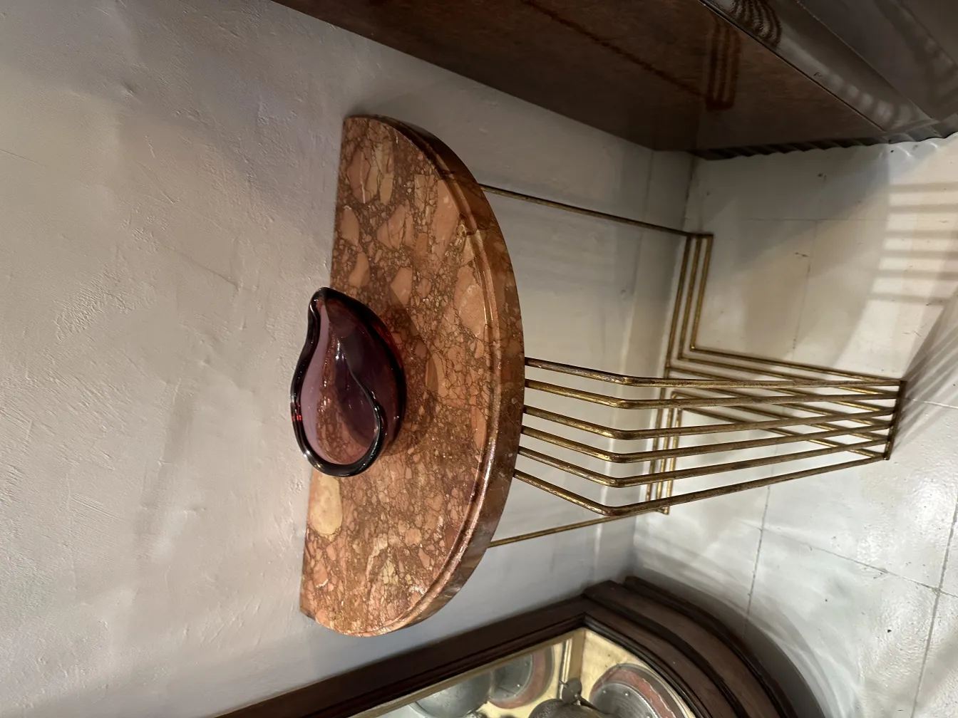 antiquidade cristal de murano em forma de gota sobre mesa