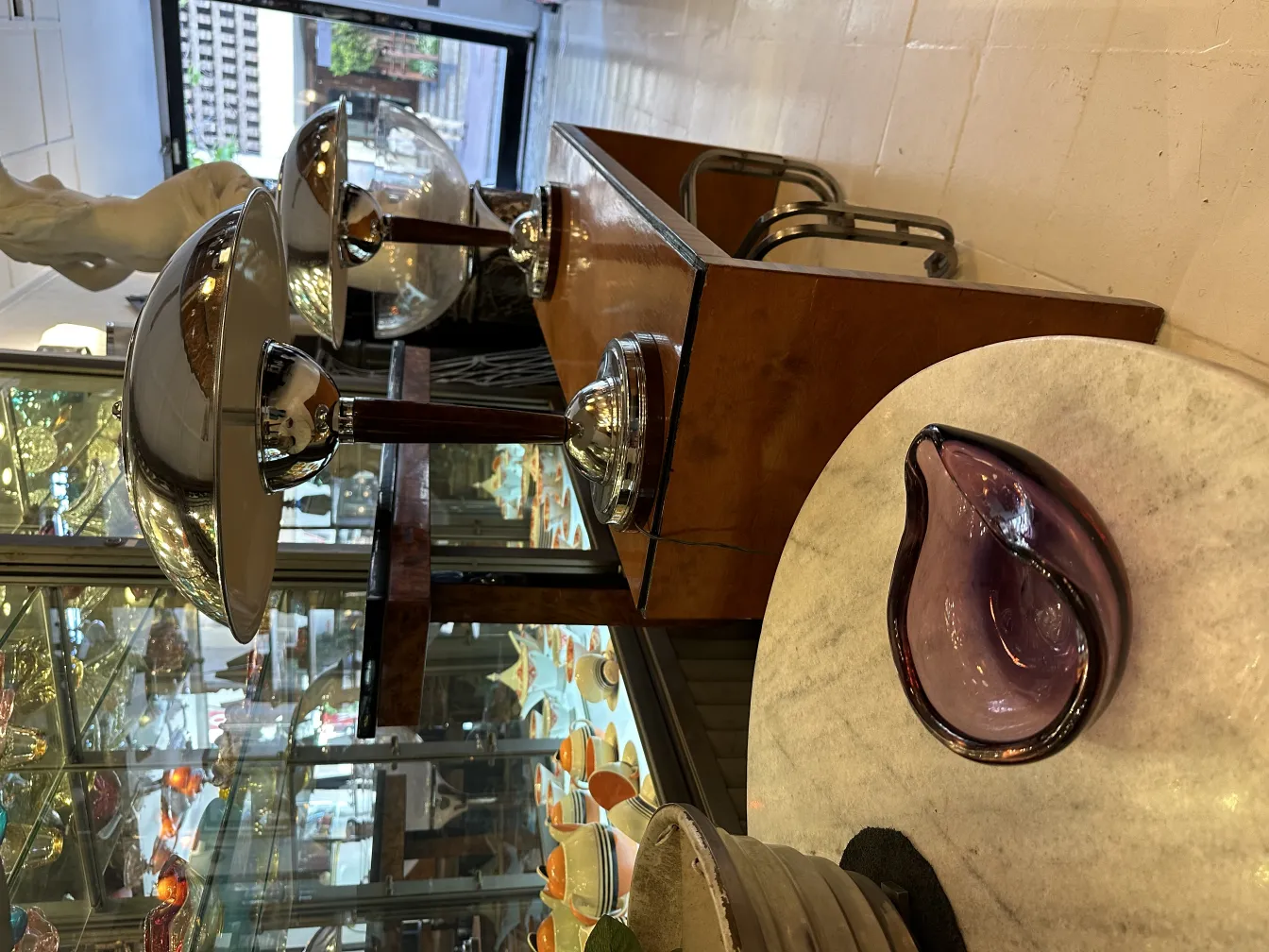 紫色の不透明な古いムラーノガラスの装飾