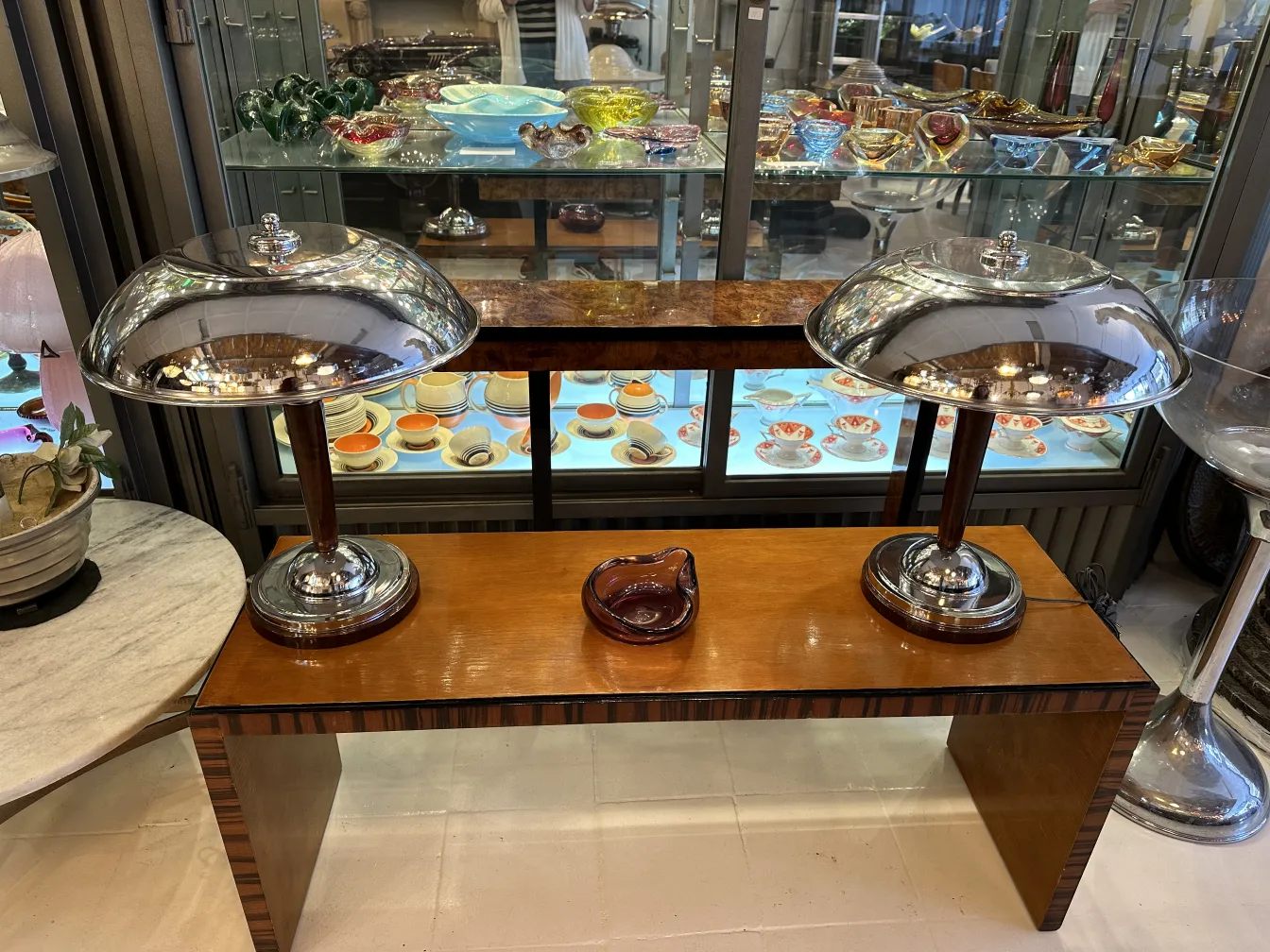 paire de lampes anciennes avec base en cristal de murano et table décorative