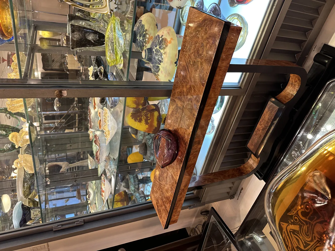 hermoso cristal de murano en estante con otros objetos decorativos