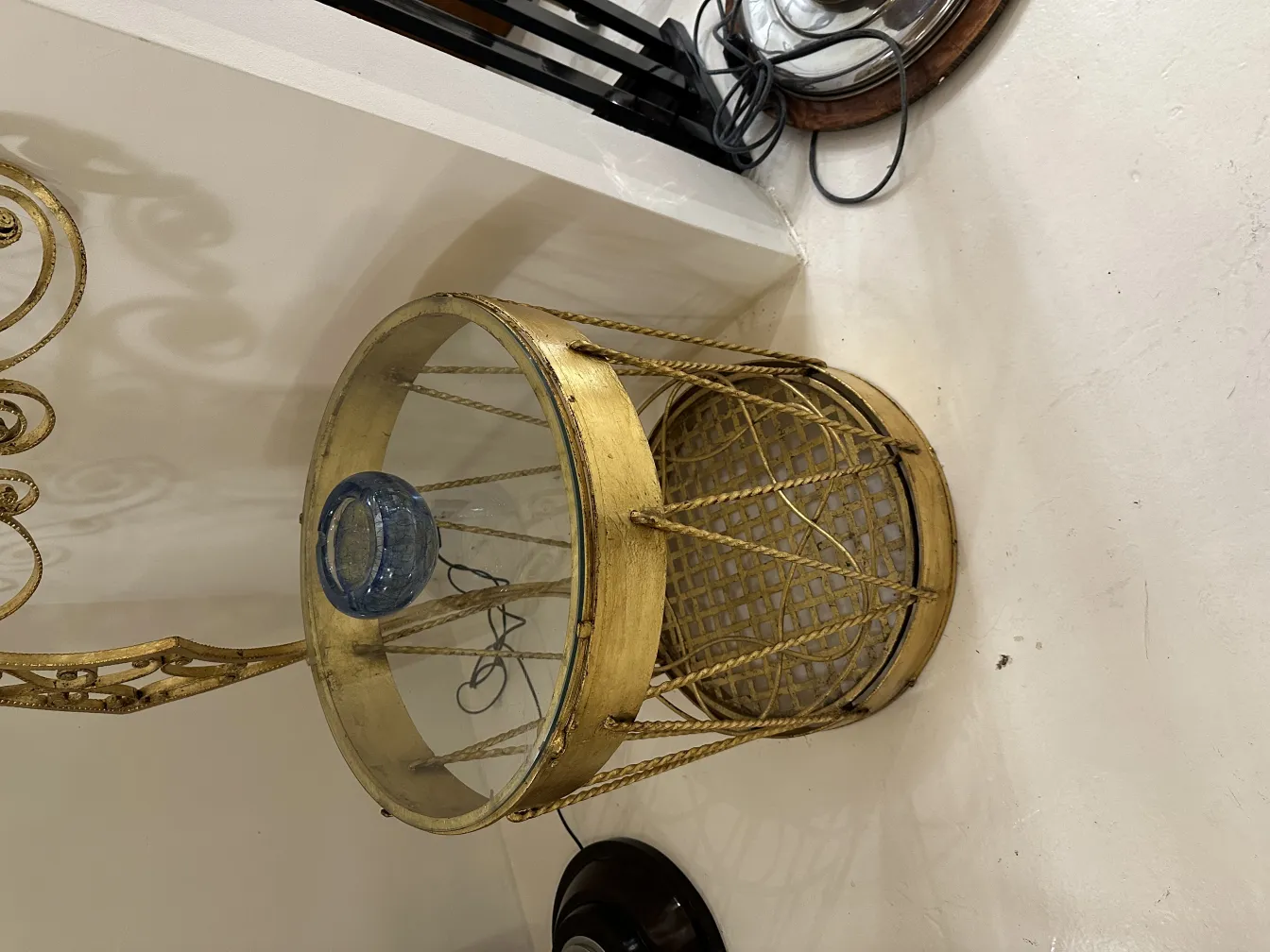 lindo cristal de murano com base dourada em forma de cesto