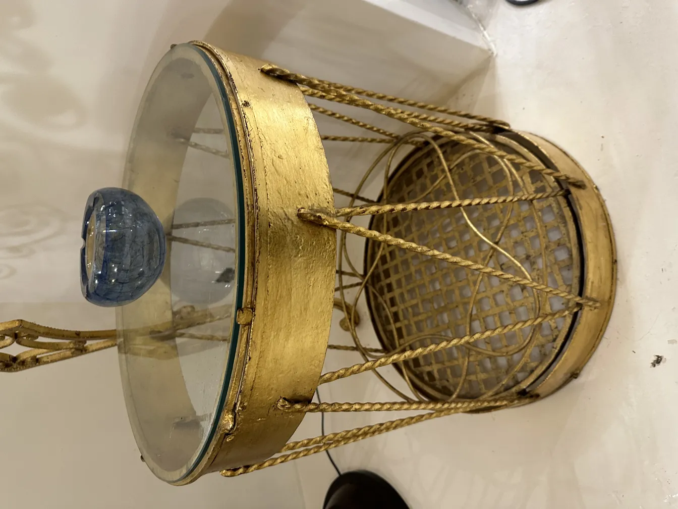 antica tavola in vetro di murano con base dorata decorativa e dettaglio blu