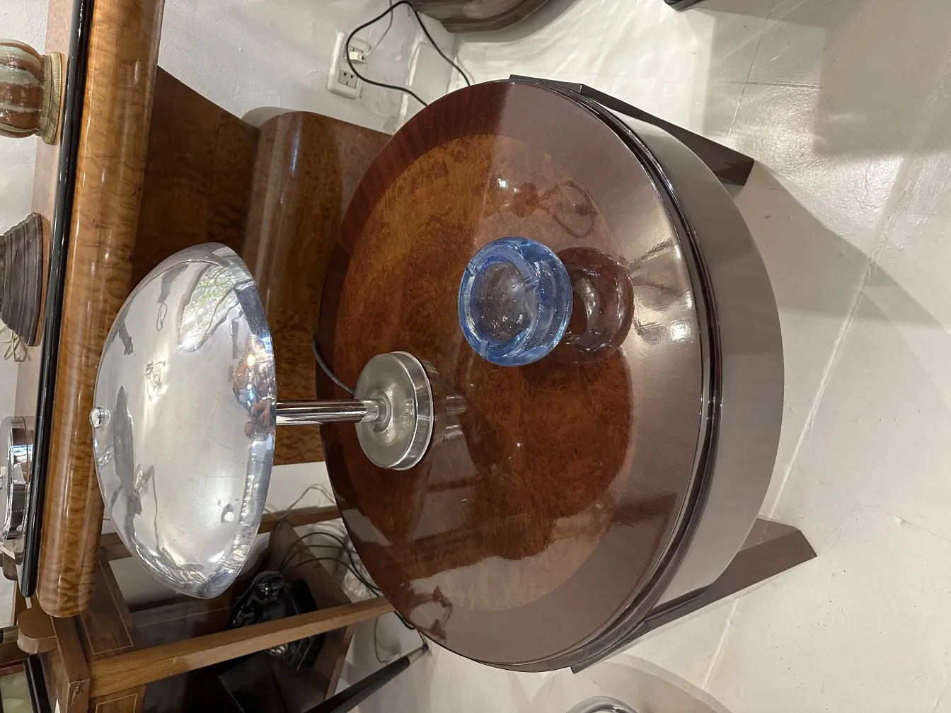 생생한 무라노 유리가 테이블 위에