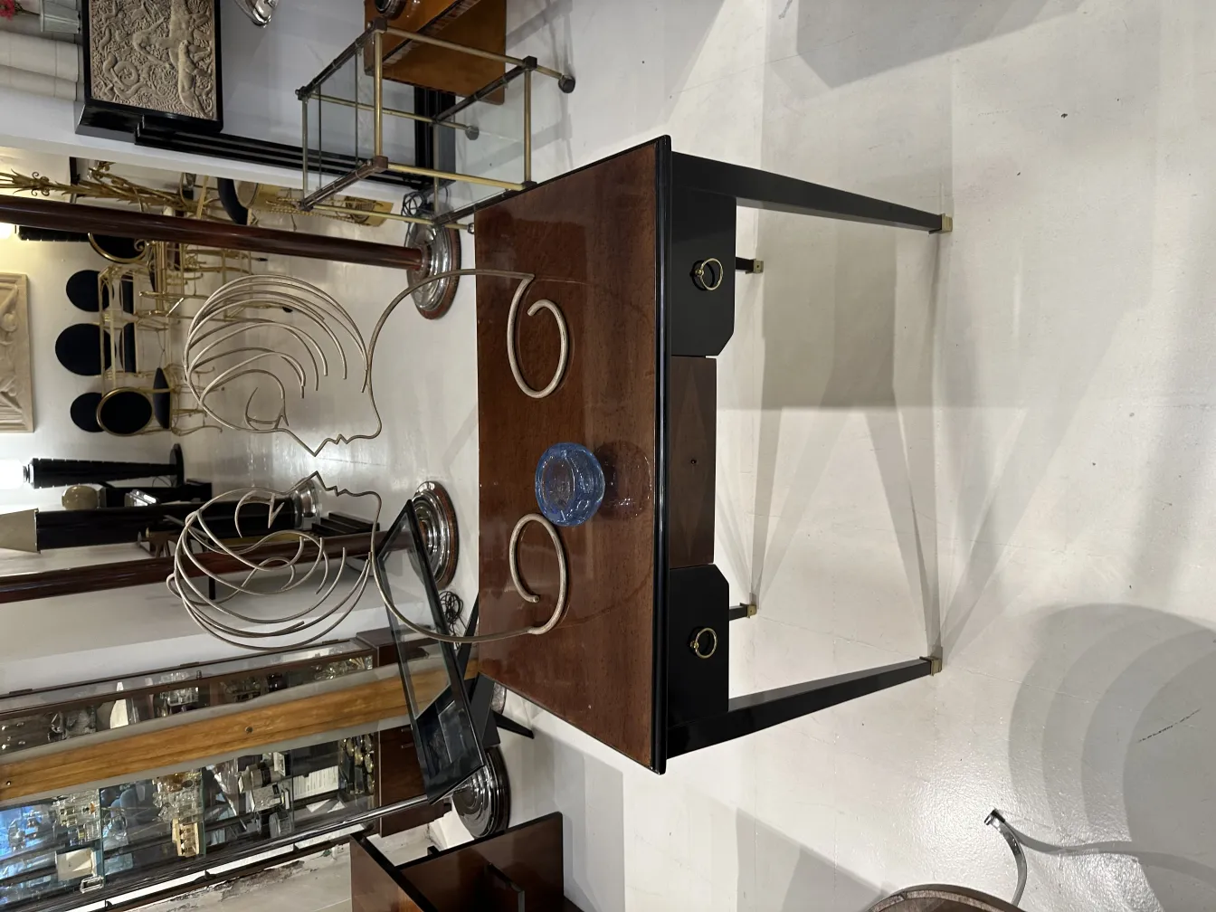 زجاج مورانو القديم اللامع على الطاولة الزخرفية