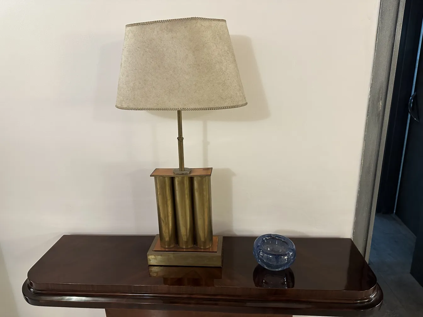 テーブルの上のムラノガラスの装飾品