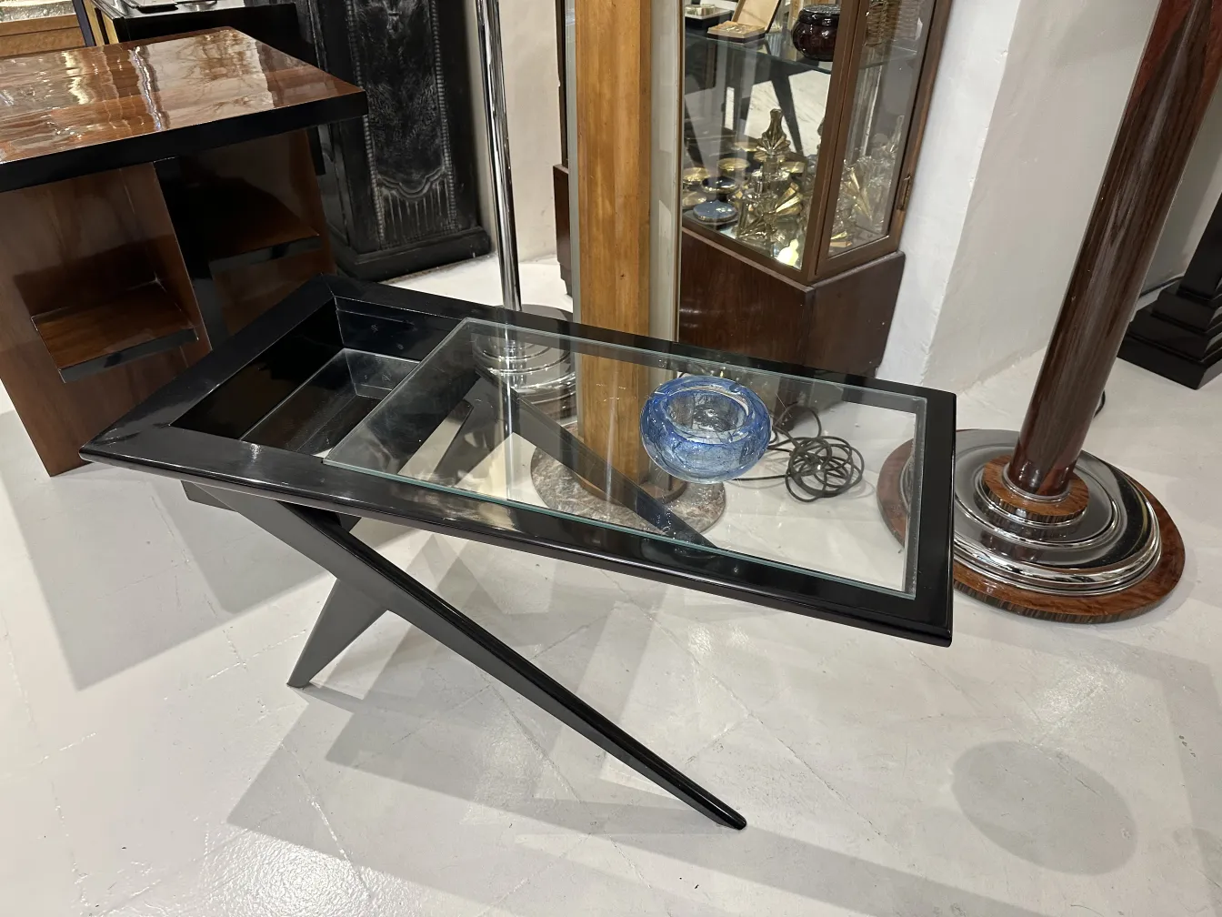 ciotola blu con design antico su tavolo moderno