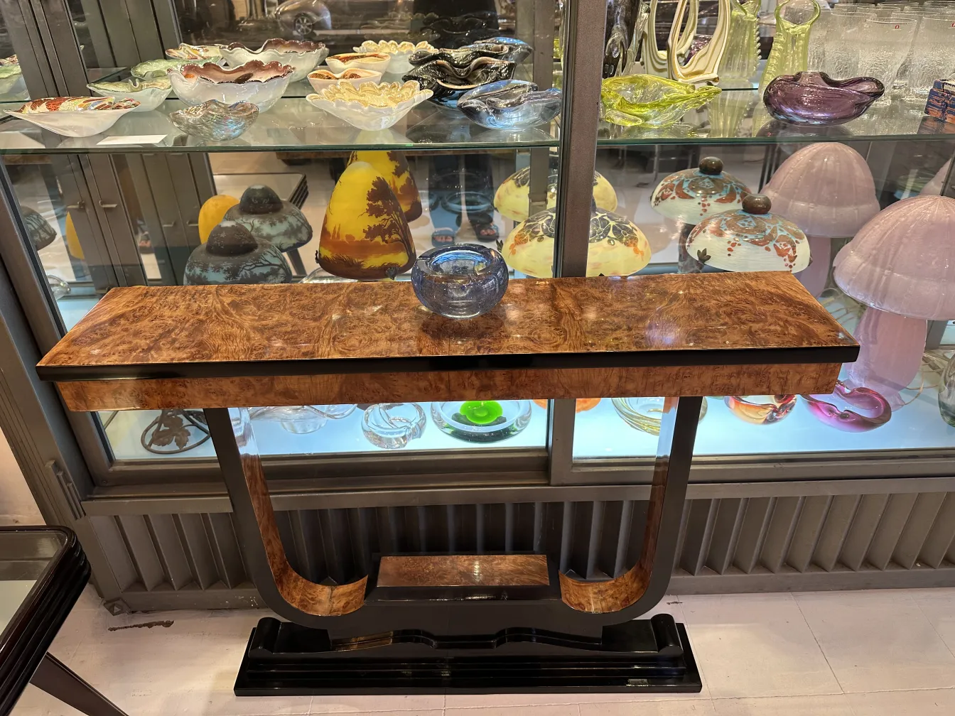 antik murano-glas in einer bunten vitrine