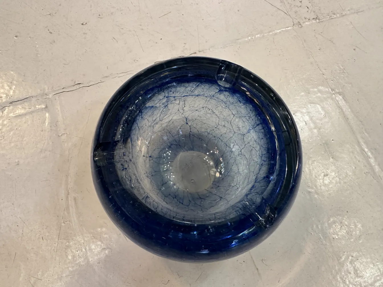 cendrier ancien en cristal de Murano bleu avec des veines