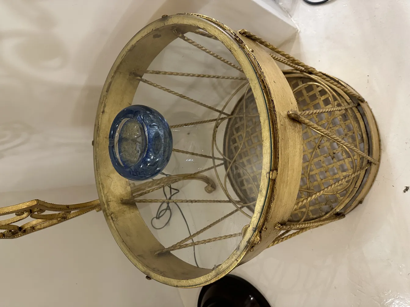 pezzo antico di vetro di murano blu su tavolo rotondo