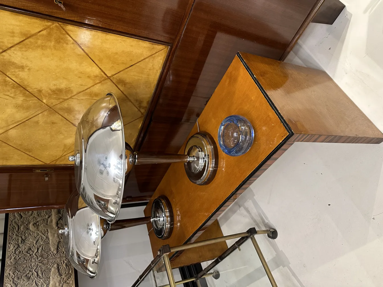 antiguo cristal de murano con formas elegantes y colores llamativos en un ambiente decorativo