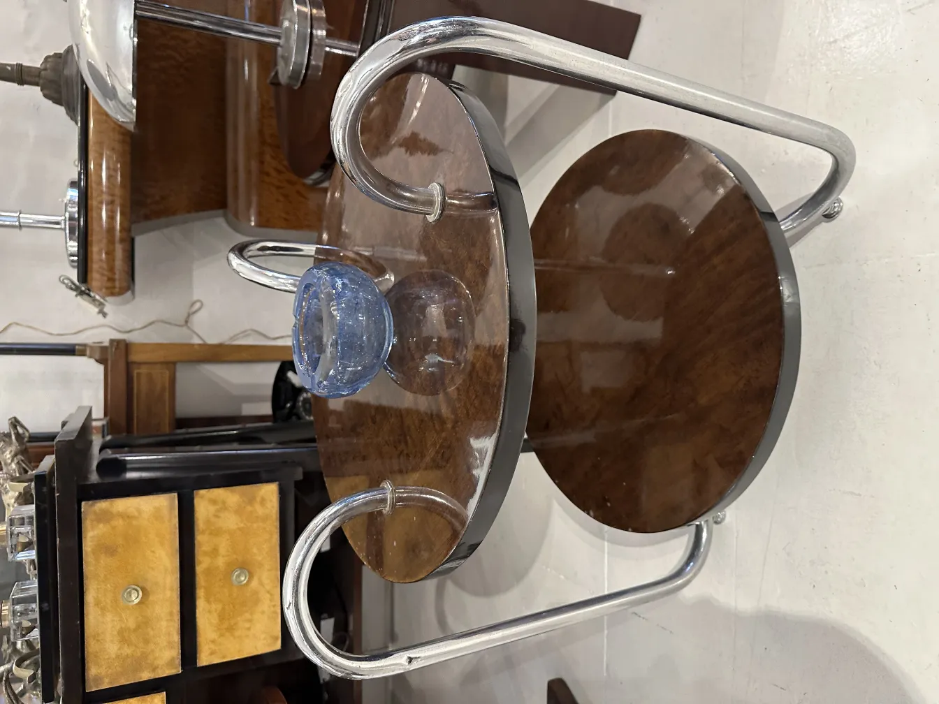 antikes murano-glas mit einem markanten dekorativen design, auf einem holztisch platziert