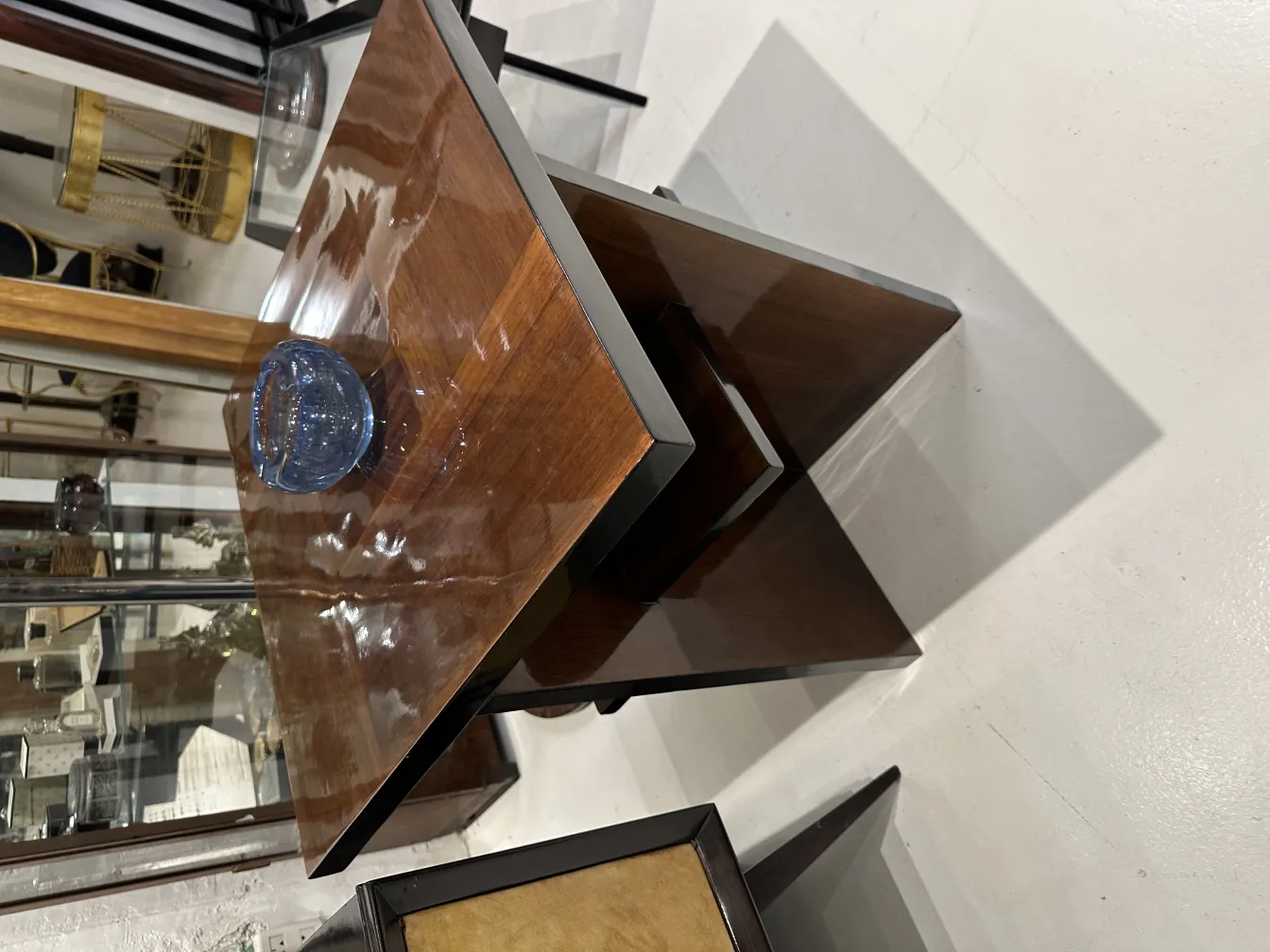 cristal de murano decorativo em mesa de madeira