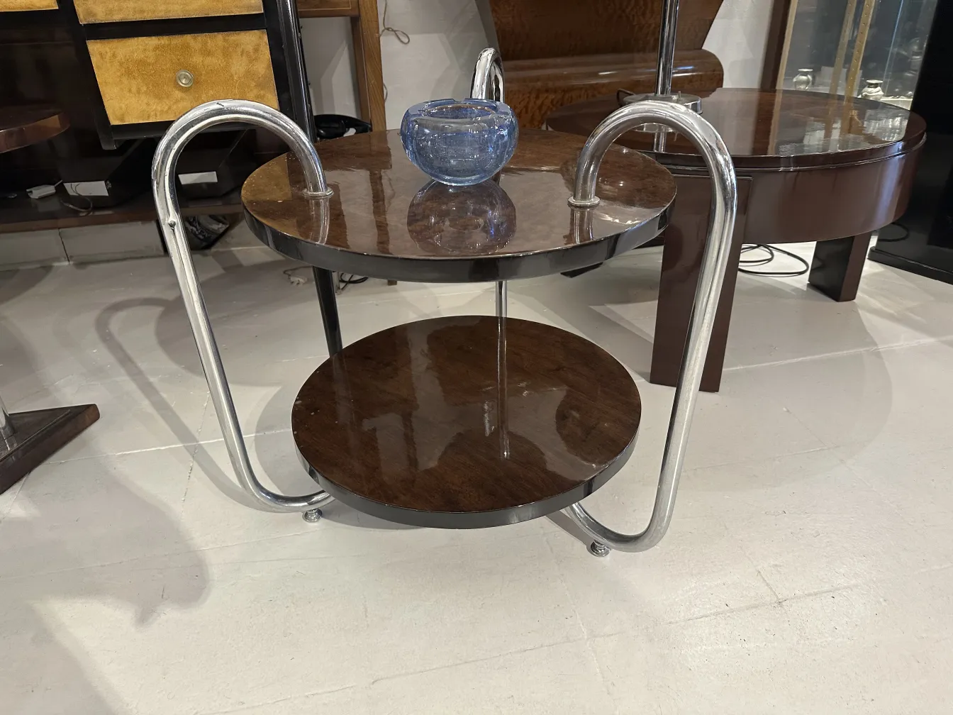 decoração antiga em cristal de murano azul sobre mesa