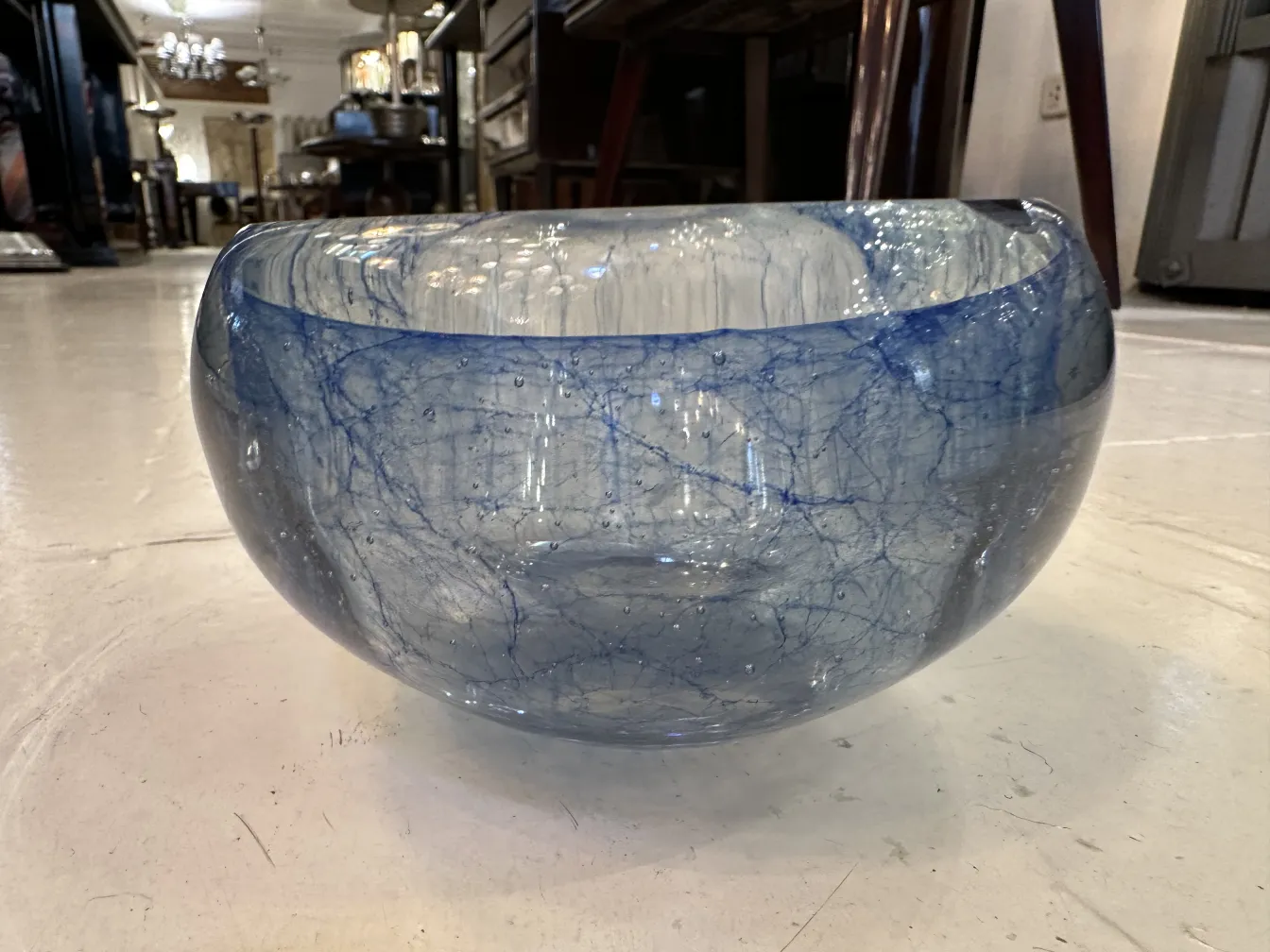 schönes blaues Glas mit feinen Streifen in einem antiken Umfeld