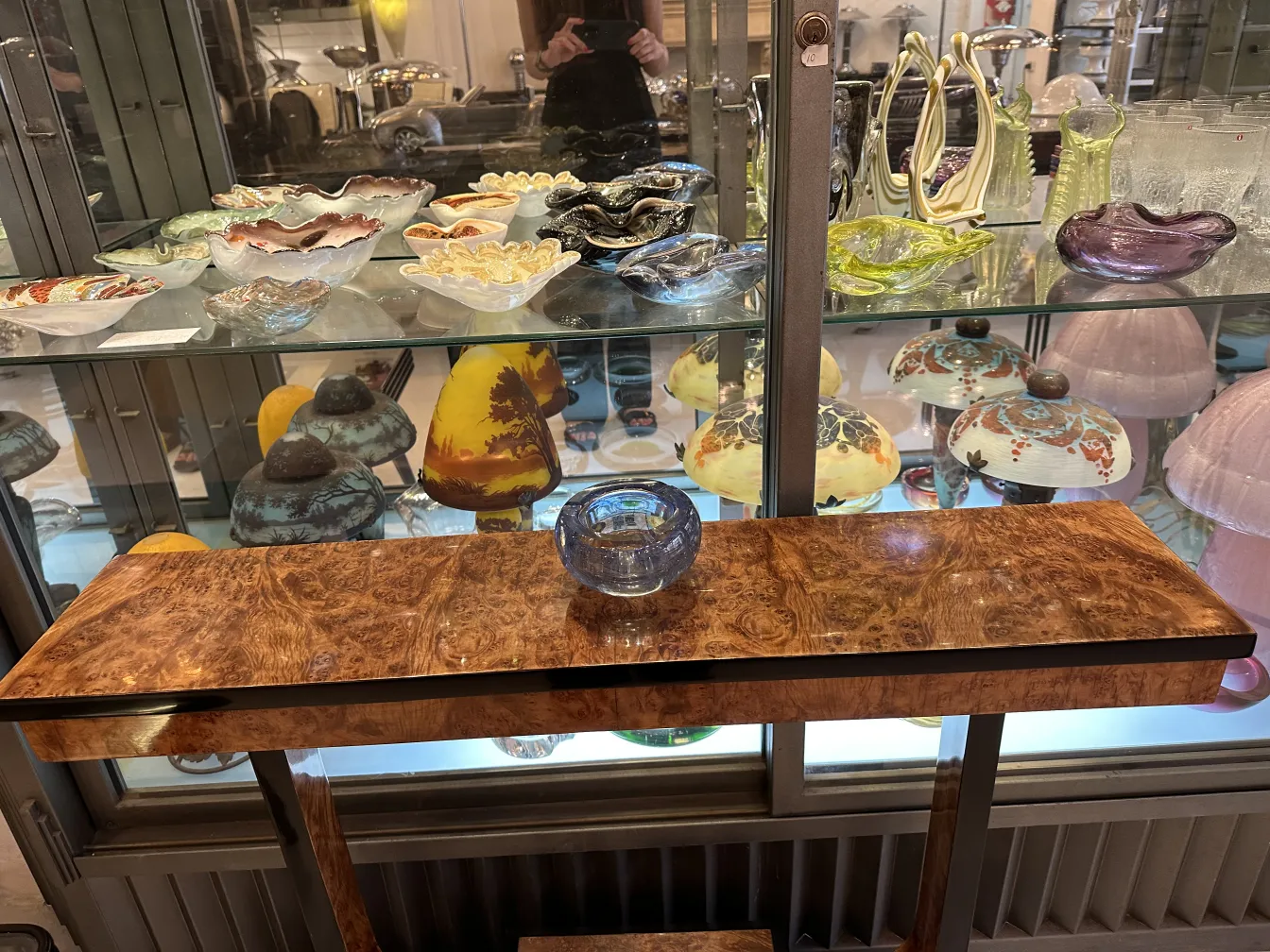 美丽的古老穆拉诺玻璃在装饰架上