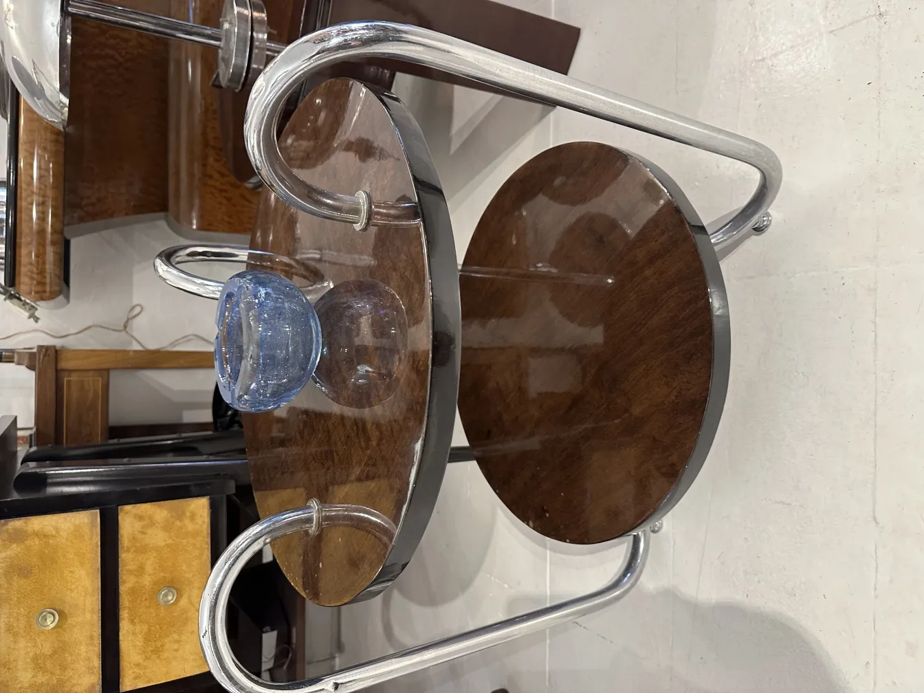 antigo cristal de murano azul sobre mesa moderna