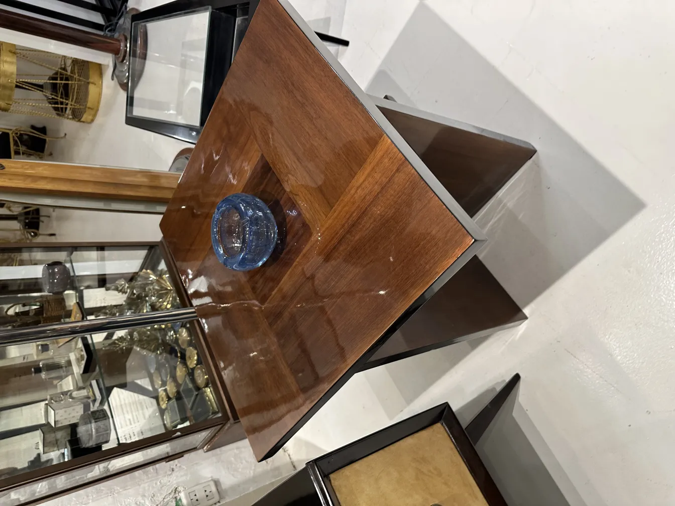 pieza de cristal de murano azul sobre mesa de madera