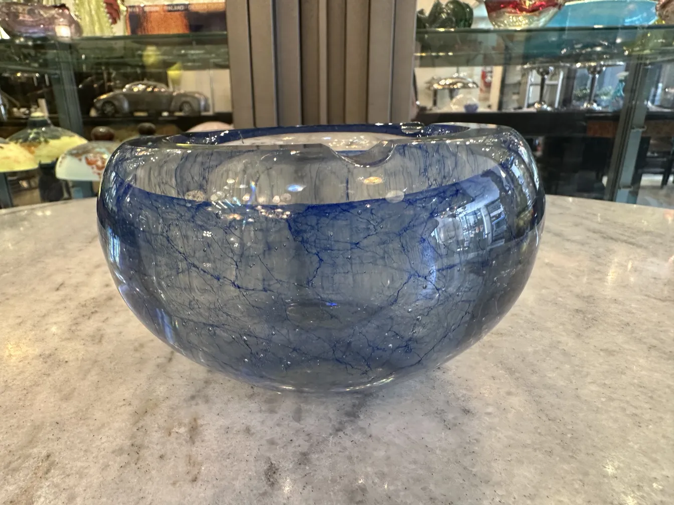 hermoso y antiguo cristal de murano azul con decoración sutil