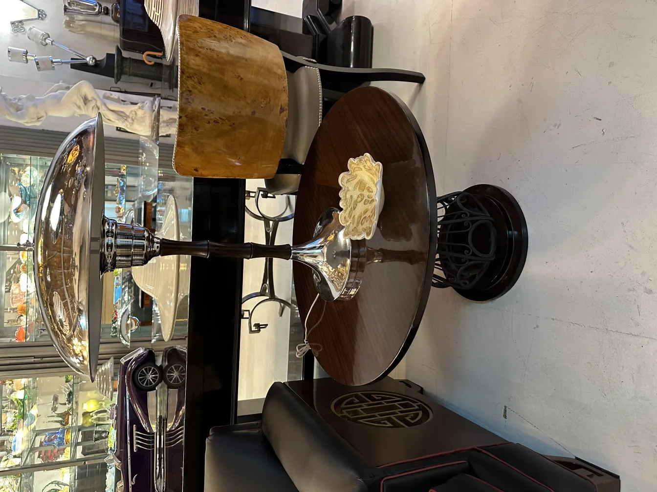 decoración antigua de cristal de murano en una mesa elegante