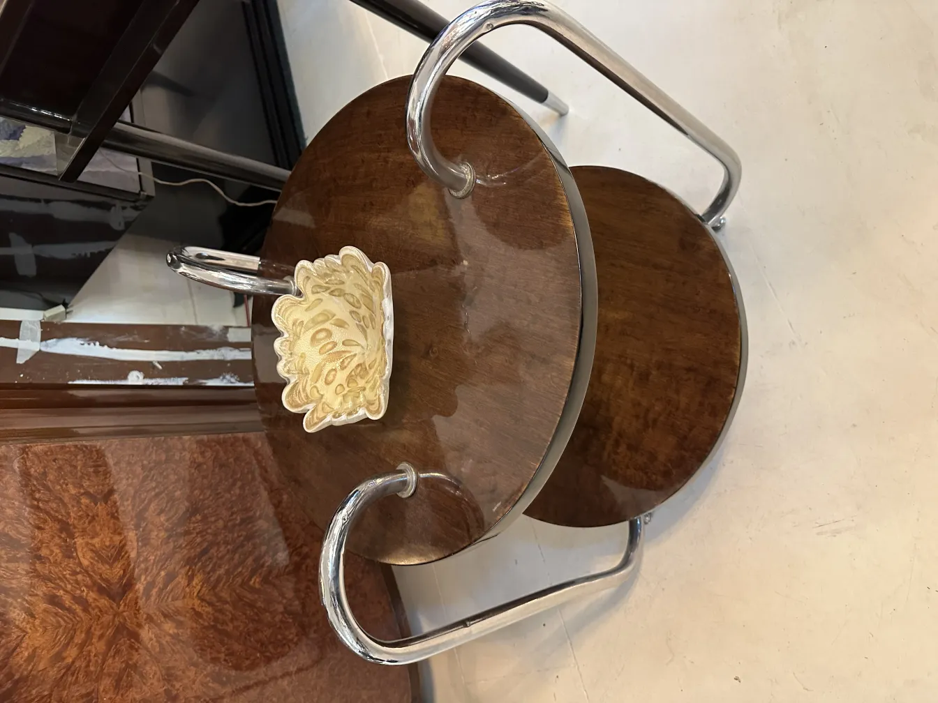 cristal de murano en forma de flor sobre mesa