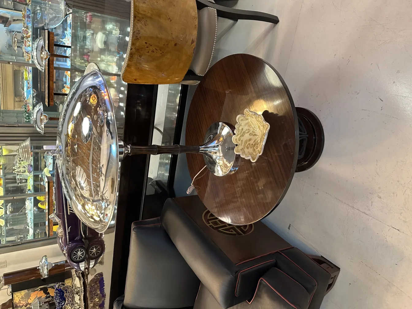 bowl de cristal de murano antigo sobre mesa de madeira