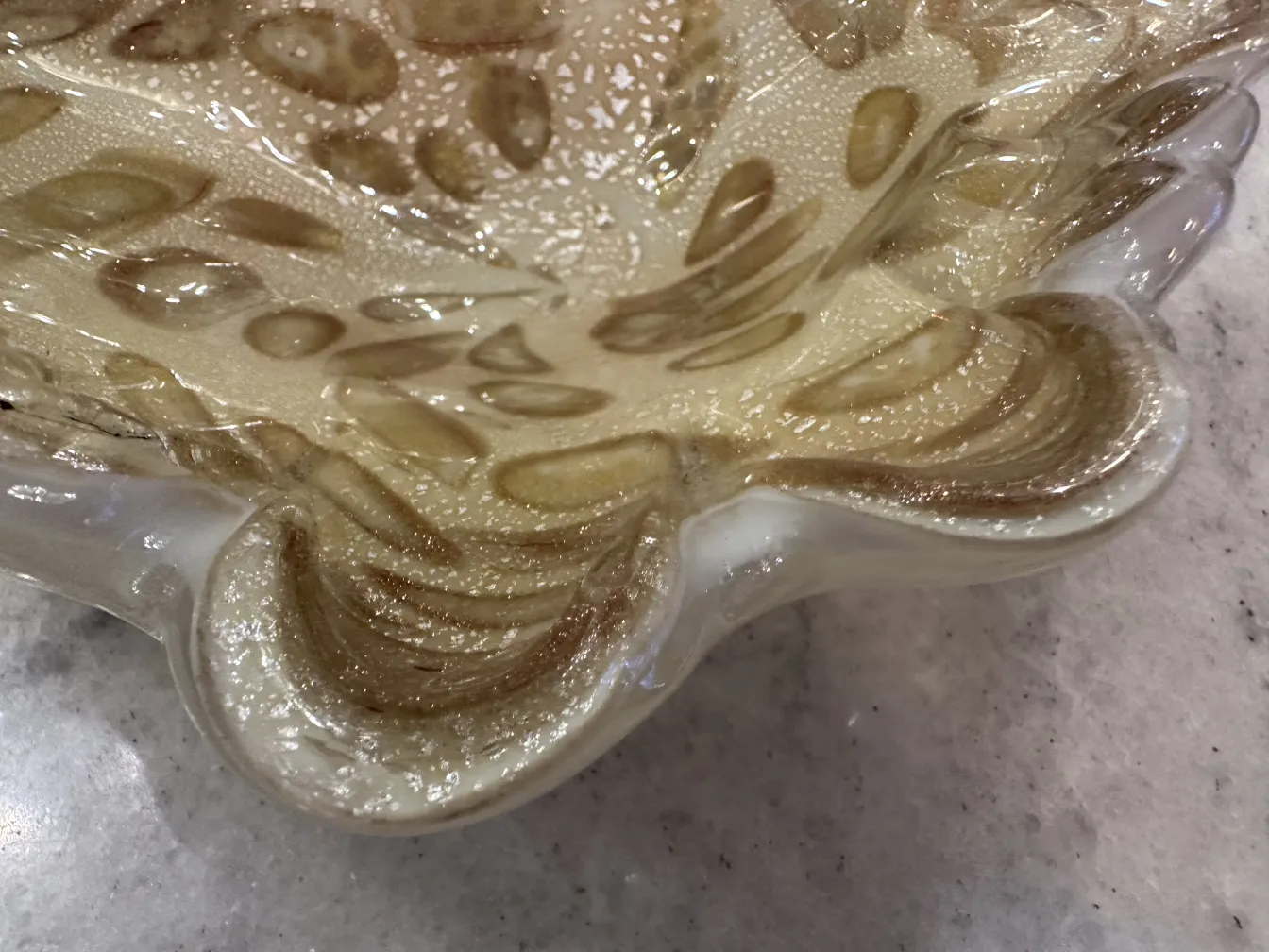 beau cristal de murano avec des détails dorés