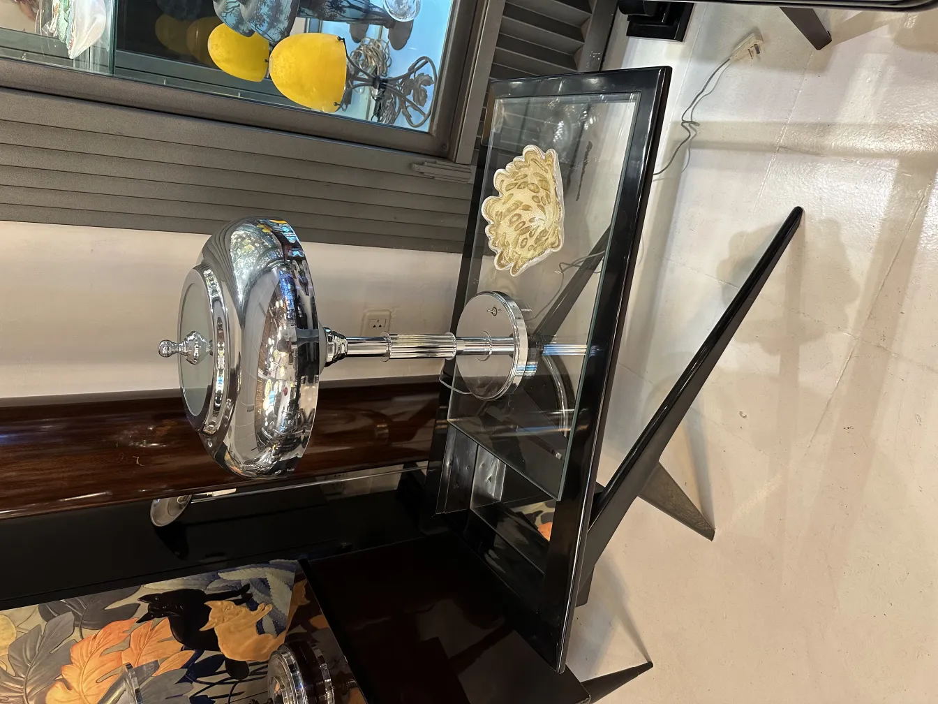 antico vetro di murano con forma elegante e lucida