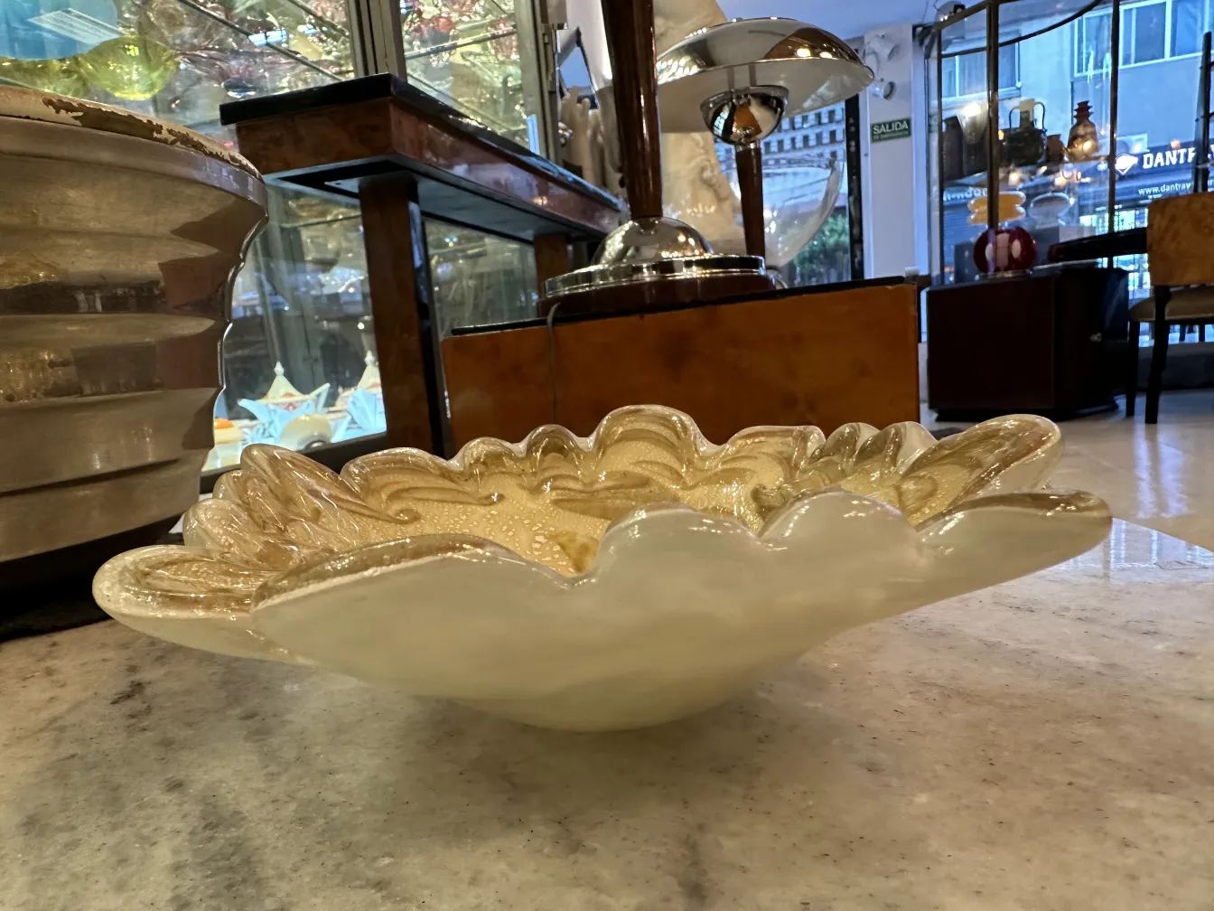 pezzo decorativo in vetro di Murano con design ondulato