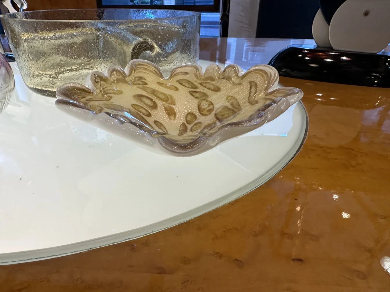 piatto decorativo antico in vetro di murano con forme organiche