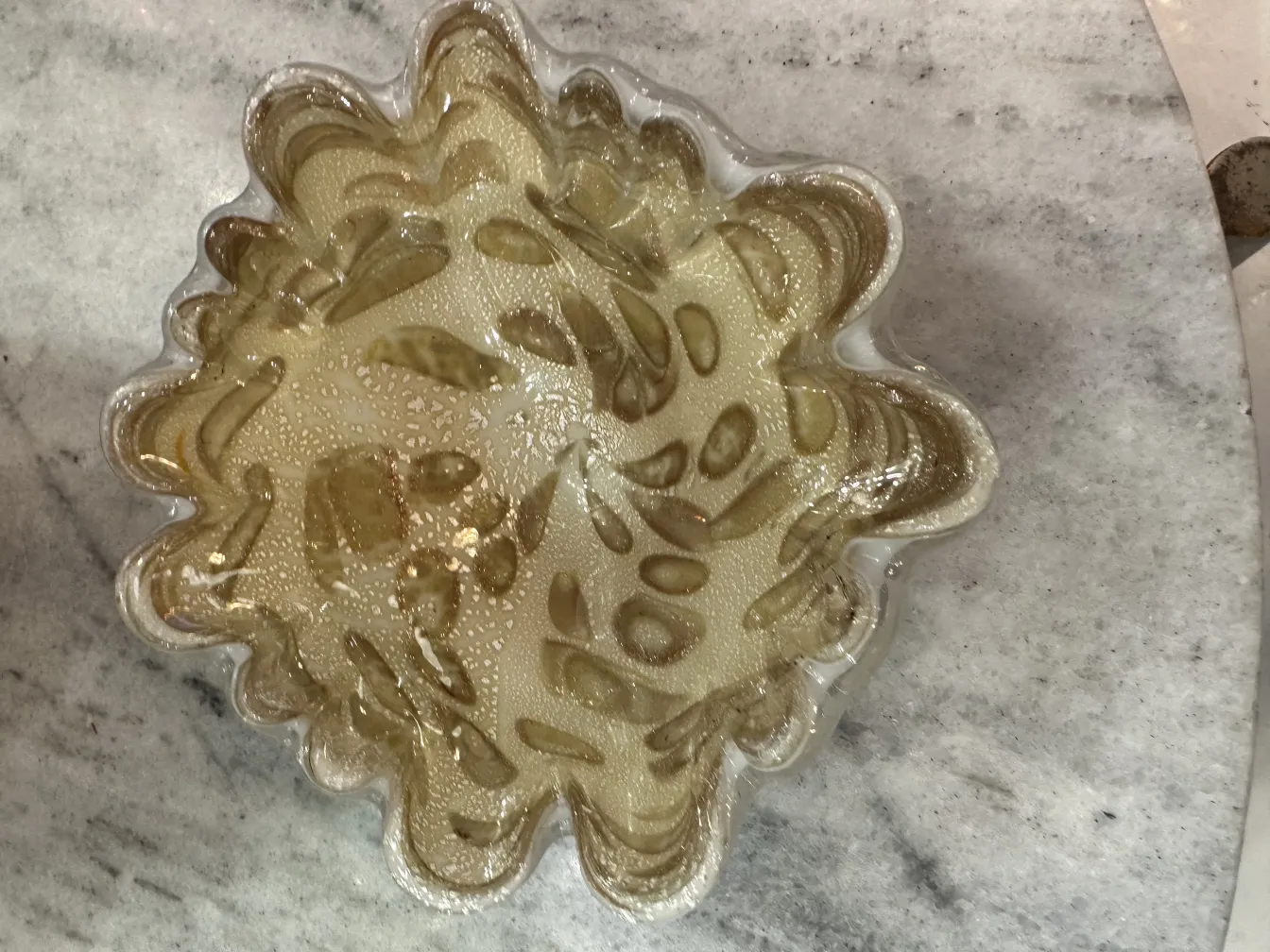 peça decorativa de cristal de Murano com design ondulado e tons claros