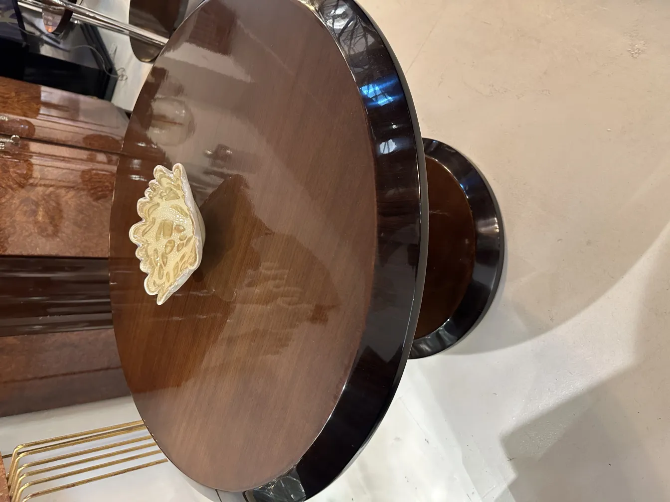 Bol décoratif sur la table, style ancien, design élégant