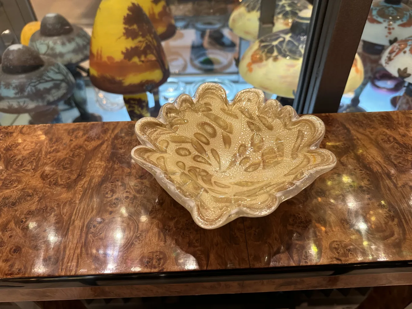 bol décoratif en cristal de murano avec forme asymétrique et couleurs claires dans un cadre élégant