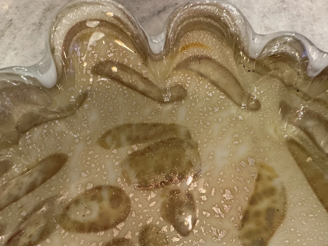 beau cristal de murano avec des tons dorés et ondulés