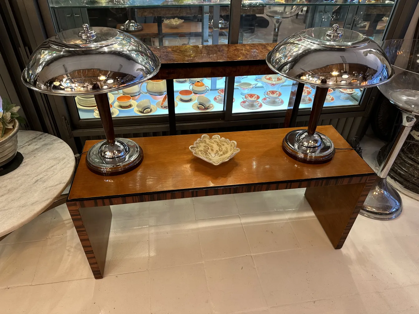 deux lampes anciennes sur une table en bois brillant