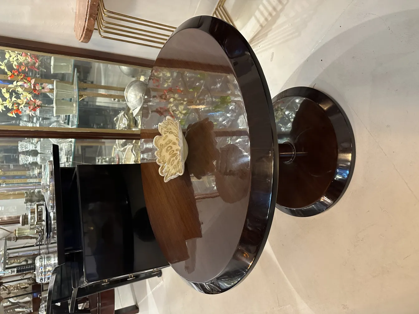 古いムラノガラスの装飾品がテーブルの上に、はっきりと輝く