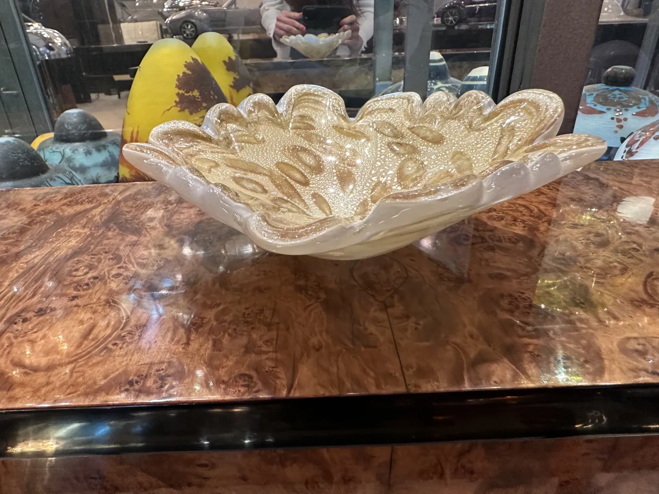 beau cristal de murano en forme de fleur avec des détails dorés et une ambiance sophistiquée