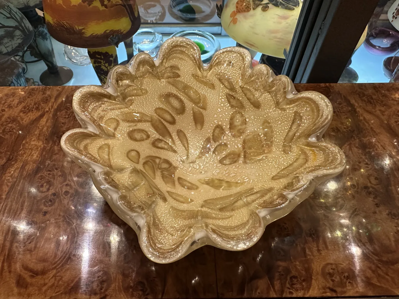 bowl decorativa de cristal de murano con diseño ondulado en tonos dorados