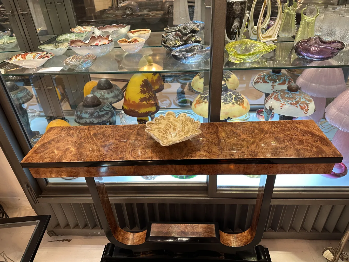 Antikes Murano-Glas mit dekorativer Form und lebendigen Farben