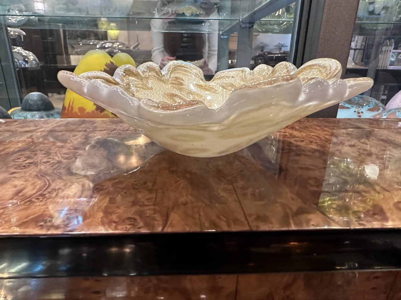 beau cristal de murano avec des formes ondulées et dorées