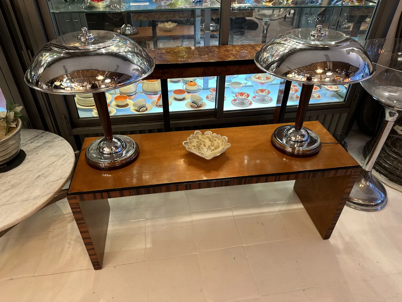 古董穆拉诺玻璃装饰品放在木桌上