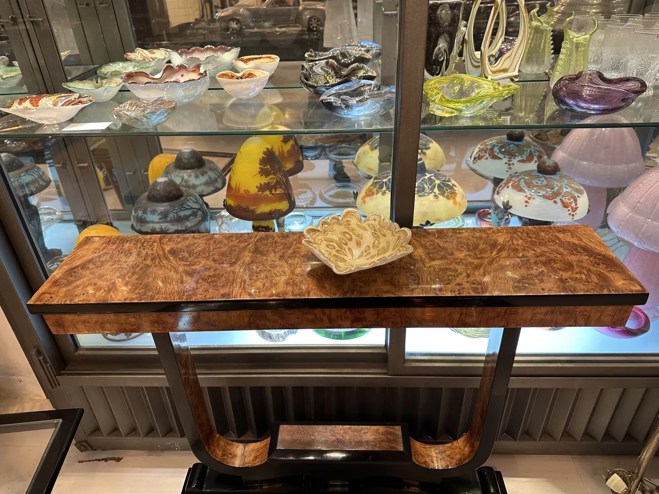 Hermoso antiguo cristal de Murano decorativo sobre mesa, rodeado de otros objetos