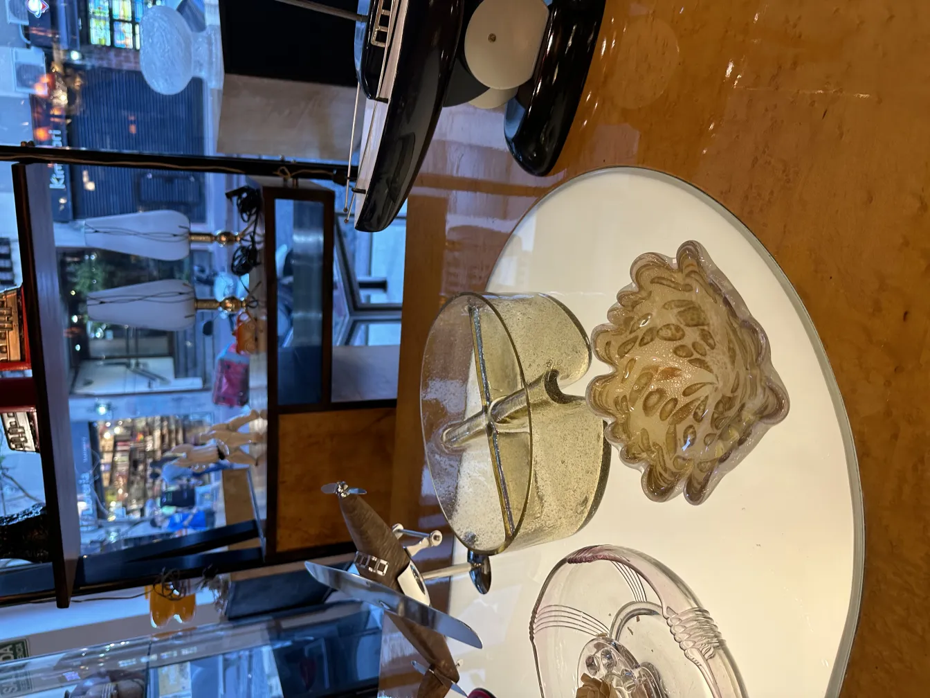 скульптура из муранского стекла на деревянном столе