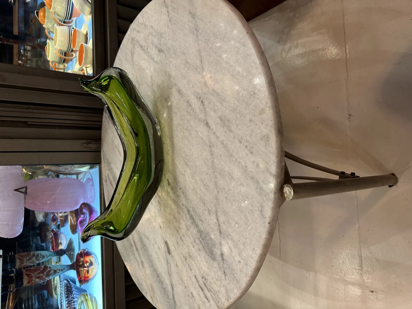 scultura ovale decorativa in vetro di murano verde su tavolo