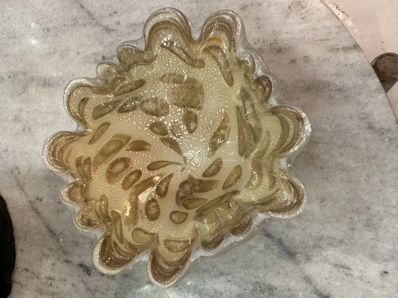 Pezzo decorativo in vetro di murano con forme ondulate e colori chiari