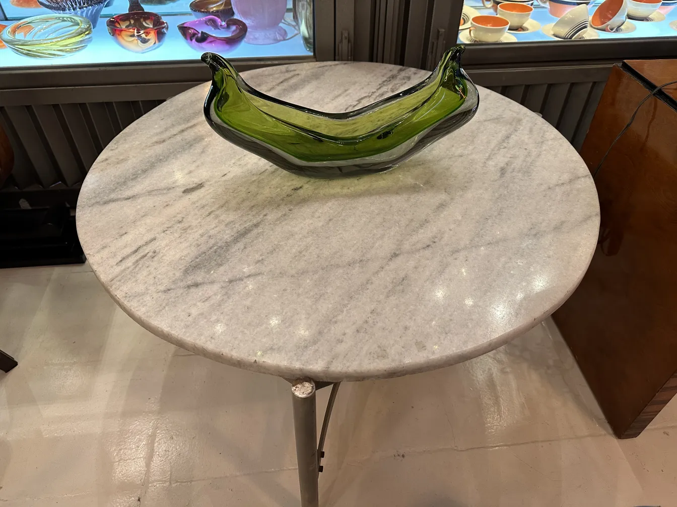 grüne murano-glastasse auf marmortisch