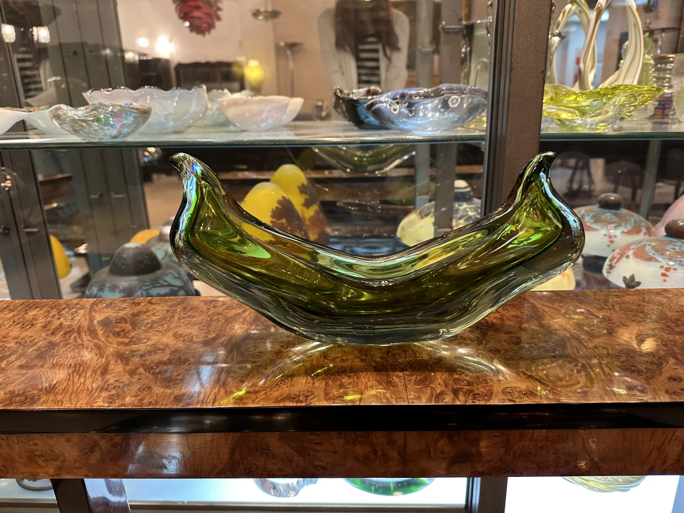 Antiguo cristal de Murano en forma ondulada verde