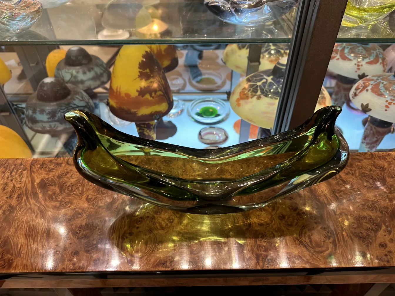 schöne antike murano-glas schüssel in grüner farbe