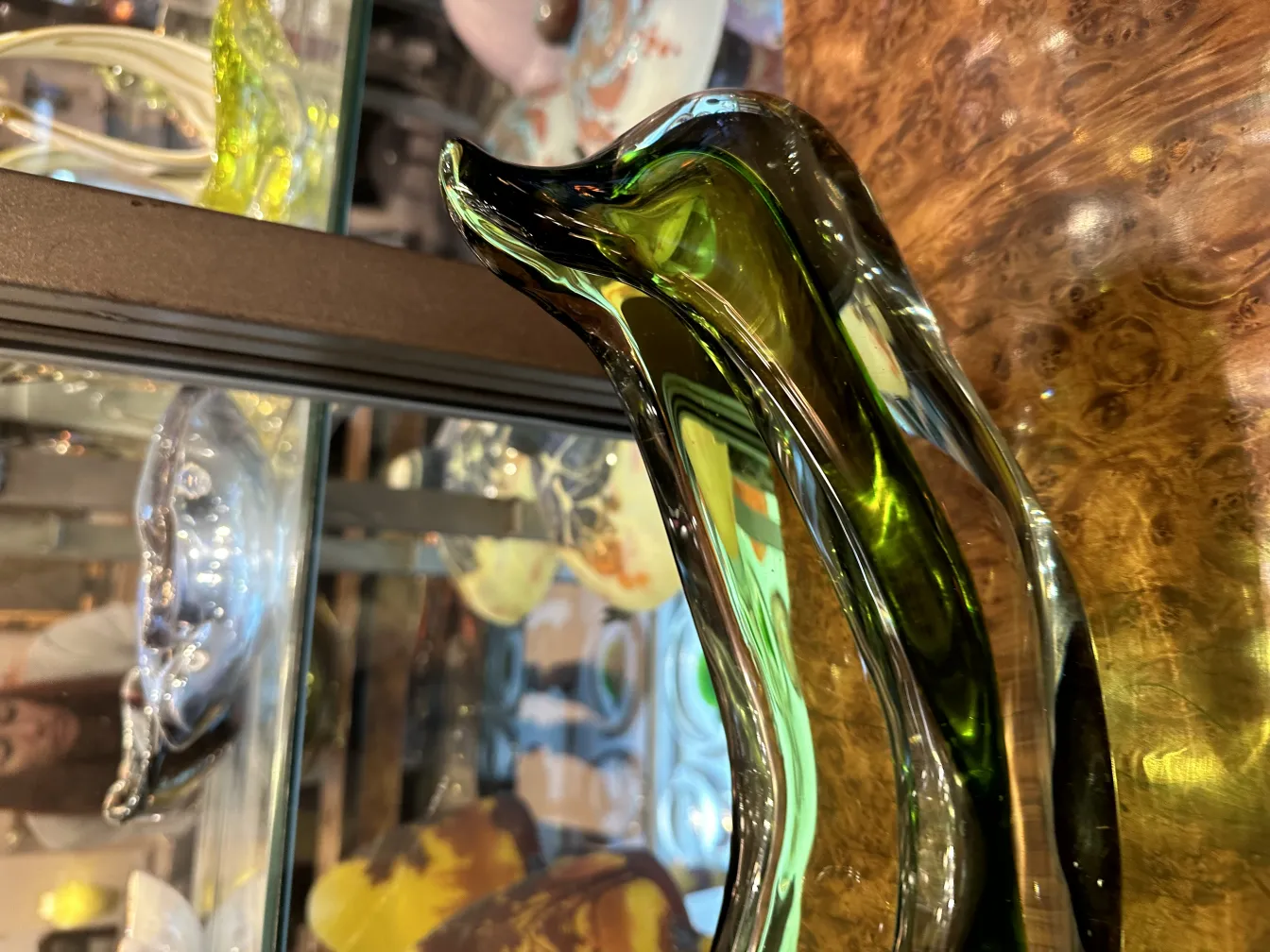 Cristallo di Murano in diverse tonalità di verde, forme organiche e morbide.